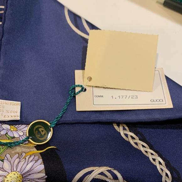 Beautiful Gucci NWT 1200 price tag not mine deal - Picture 6 of 8